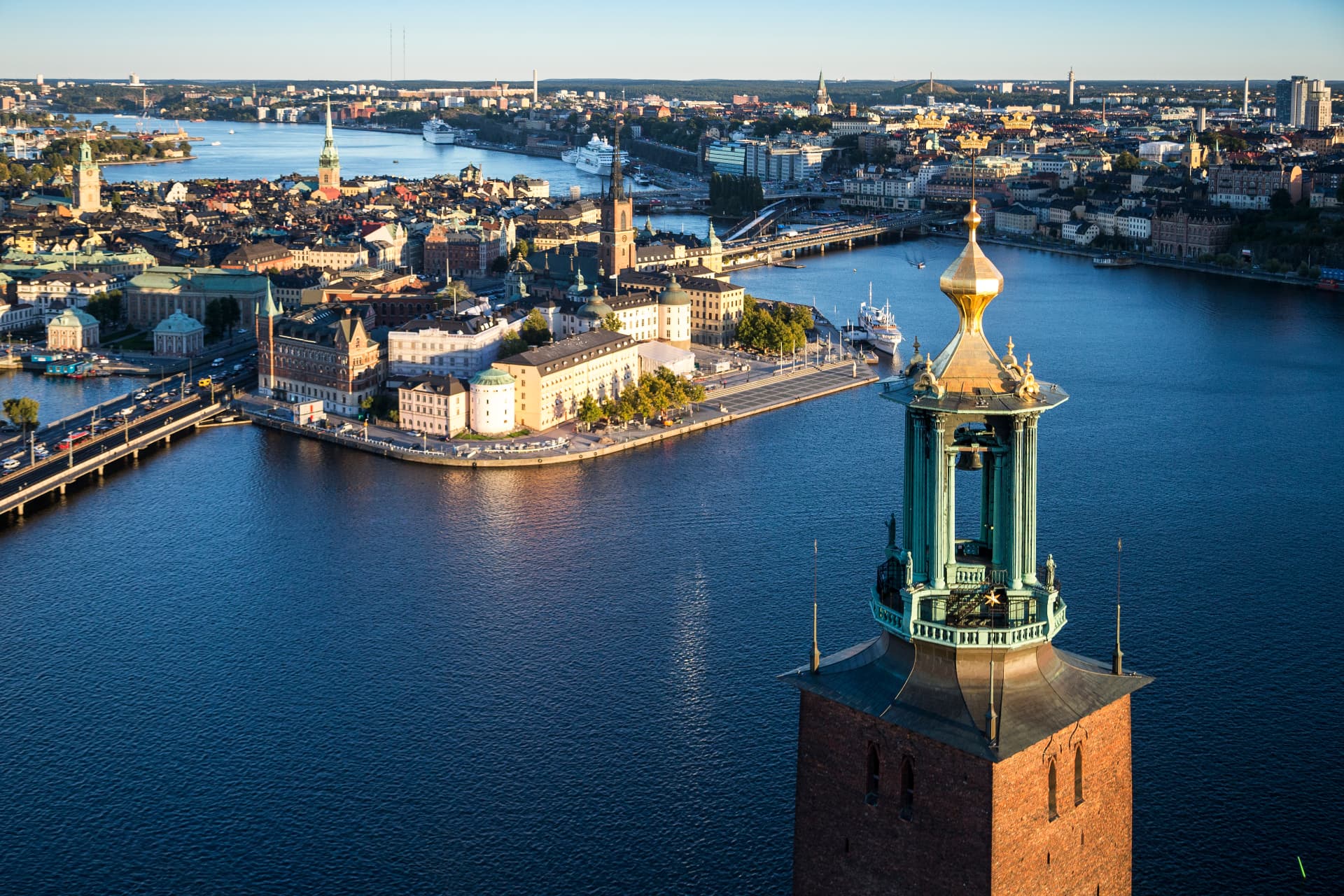 Utsikt över Stockholm med Riddarfjärden, Gamla stan, Riddarholmen och Stockholms stadshus i förgrunden.